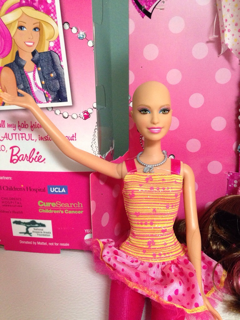 Una barbie calva para las niñas enfermas