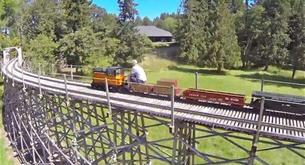 Una casa con un tren  en el jardín