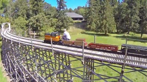 Una casa con un tren  en el jardín